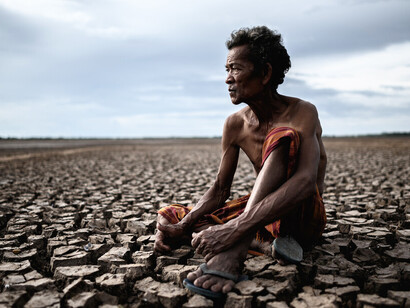 En el trabajo de desarrollo, al descuidar las cuestiones políticas que subyacen a un desarrollo verdaderamente distributivo, no es un simple descuido, sino que se debe a un punto ciego paradigmático, de origen ideológico