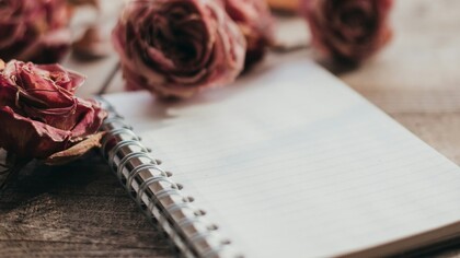 Scrivere permette di dare forma ai pensieri confusi, trasformando il caos interiore in parole comprensibili