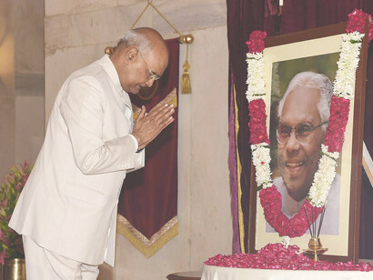 The President, Shri Ram Nath Kovind paying tributes at the portrait of the former President of India, Shri K.R. Narayanan, on the occasion of his birth anniversary, at Rashtrapati Bhavan, in New Delhi on October 27, 2018