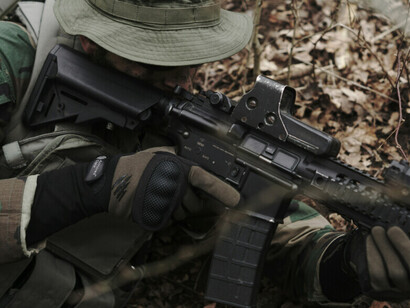 Un militaire américain en surveillance, symbole des enjeux sécuritaires et géopolitiques liés aux interventions étrangères dans la région