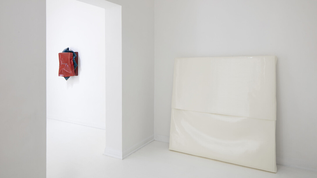 Ángela de la Cruz, Bulto, vista de exhibición. Cortesía de Travesía Cuatro