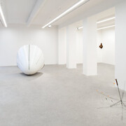 Ruoxi Jin, Microclimats, vue de l'exposition. Avec l'aimable autorisation de la galerie Mennour