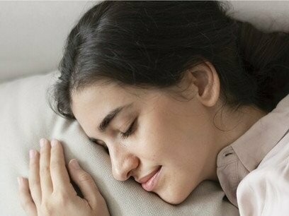 Sono profundo.Você provavelmente já ouviu a frase "o sono é reparador". De fato, ele é. Basta passar um dia sem dormir direito para sentir os efeitos de uma noite mal dormida no corpo, no raciocínio e no humor. O mau funcionamento do ciclo sono-vigília também afeta o desempenho mental, a concentração e a capacidade de memorização. Por esse motivo, o sono tem um papel crucial na aprendizagem e podemos dizer que "aprendemos porque dormimos"




