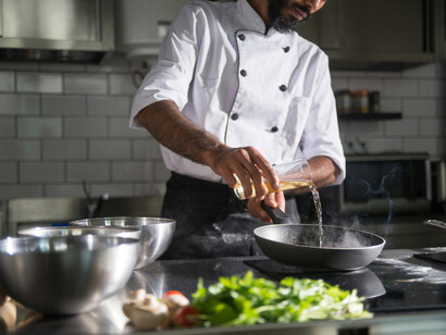 Estas nuevas cocinas funcionan en silencio, integradas a sistemas de reparto que priorizan la eficiencia por sobre la visibilidad y el vínculo comunitario