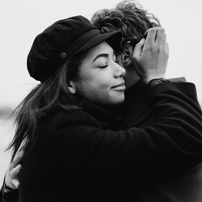 Un abbraccio autentico cura senza chiedere nulla in cambio: è amore allo stato puro