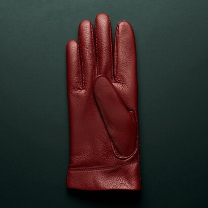 Un guanto in pelle rosso