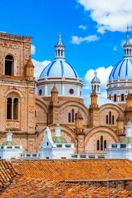 Las calles empedradas y los techos antiguos de Cuenca, Ecuador, crean una atmósfera que combina historia y encanto en cada rincón