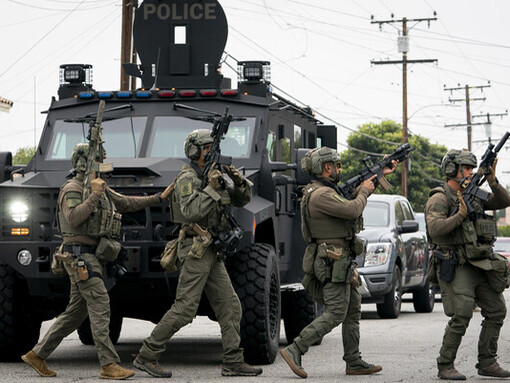 Lo que está en juego hoy no es el pasado, sino el futuro. Si olvidamos lo que fuimos capaces de hacer como sociedades, corremos el riesgo de repetirlo, aunque los escenarios y los nombres cambien. Si callamos ahora, cuando el odio reaparece bajo nuevas formas, ¿qué diremos cuando los cristales vuelvan a romperse?  Operaciones de deportación e inmigración del Servicio de Inmigración y Control de Aduanas (ICE) en Los Ángeles, California, 12 de junio de 2025, EE.UU. 