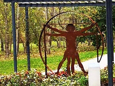 El Hombre de Vitruvio, nacido de la genialidad de Leonardo da Vinci y de la sabiduría antigua de Vitruvio, trasciende la mera representación anatómica. Parque Leonardo da Vinci Breslavia, Polonia