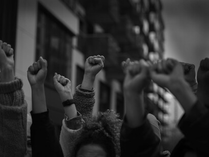 Manifestação popular. As viagens que são realizadas ao longo do mandato presidencial, servem (ou deviam servir) para estreitar laços de cooperação, reforçar acordos e firmar pontes económicas entre os países. O que parece estar a acontecer com a atual gestão é precisamente o contrário, o atual Presidente da República quer afirmar e reforçar o seu protagonismo e popularidade, mas esvaziando cada vez mais os cofres do Estado e os brasileiros. Lula tem muita dificuldade em coordenar os interesses e os princípios, o que faz com que, nestes casos, os interesses prevaleçam sob os princípios