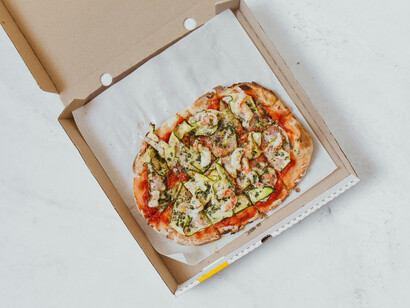 En esa velocidad constante, la experiencia de comer pierde memoria, ritual y sentido, y se vuelve una acción eficiente pero cada vez más anónima