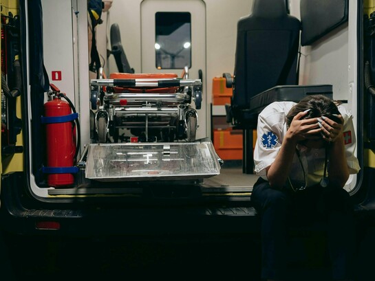 Burnout. O nome técnico é esse. Uma síndrome de esgotamento profissional reconhecida pela Organização Mundial da Saúde (OMS) desde 2019. É caracterizada por três dimensões: exaustão emocional, despersonalização e sensação de ineficácia. Mas isso, traduzido para o cotidiano, significa o seguinte: não é apenas estar cansado. É não conseguir mais. É levantar da cama com um peso no peito. É trabalhar no automático, sem brilho no olhar, sem vínculo, sem sentido