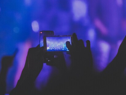 Apresentação gravada no celular. Com um pouco de orgulho, confesso, vi minha comadre que também filmava – esse não é o problema em questão, como acho que deixarei claro nas próximas linhas - mas não olhava para o celular. Sorria fitando os olhos de nossa pequena. A partir desse momento, fiquei a pensar sobre essa nossa relação com a tecnologia atualmente e, como boa historiadora, o impacto disso sobre o tempo que ela nos prometeu conceder
