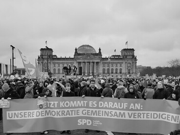 No perdemos nada por esperar: serán barridos tarde o temprano. A eso hay que dedicarse. Somos el cortafuegos. Manifestación contra la AfD y la extrema derecha el 3 de febrero de 2024, Berlin, Alemania