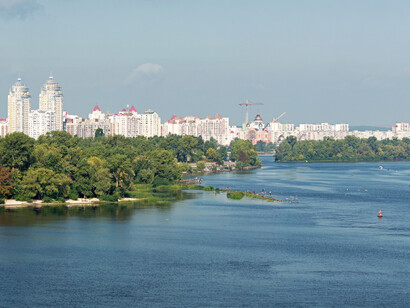 Durante la guerra con Rusia, el río se ha convertido en una línea divisoria clave, límite y umbral de gran importancia en la estrategia militar y la defensa del país.  Río Dniéper, Ucrania Río Dniéper, Ucrania