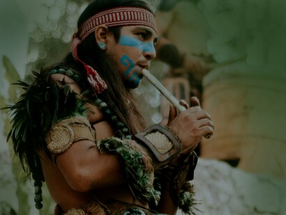 Em 1585, uma primeira expedição liderada por Sir Richard Grenville fundou um pequeno assentamento na Ilha de Roanoke. Contudo, dificuldades de abastecimento, conflitos com populações indígenas locais e a falta de preparo dos colonos resultaram em fracasso. Os sobreviventes retornaram à Inglaterra pouco tempo depois, deixando a região praticamente abandonada