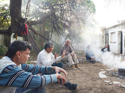 Los comechingones se destacaron por sus casas semienterradas, sus habilidades textiles y artísticas, y su particular organización en dos etnias: los Henia y los Kamiare