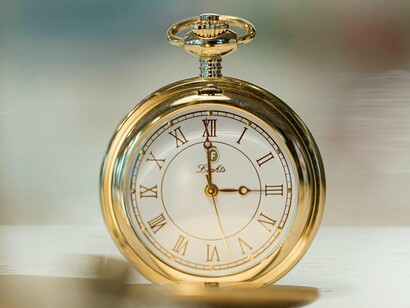 A verdade é que acordo todos os dias com a convicção, quase religiosa, de que preciso de mais horas do que aquelas que a rotação da Terra, na sua avareza astronómica, me concede. Vinte e quatro horas parecem-me um insulto pessoal. Um erro de design do Universo. Não chegam para tanta tarefa, sejam as deslocações, o foco no movimento diário, a lida doméstica, o trabalho, a vida académica ou até a vida social