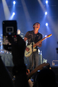 Pubblico munito di smartphone 