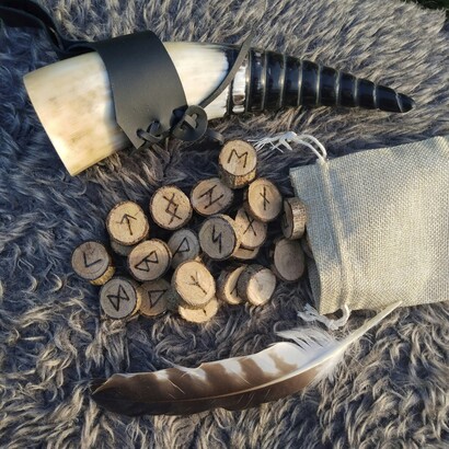 La divinazione runica non mira alla previsione, bensì alla rivelazione di un ordine nascosto che orienta l’azione umana