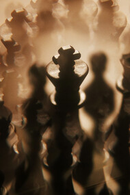 Sombras y superposición de la figura de un Rey de ajedrez