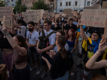 La corrupción implica sobornos y pagos a las partes implicadas que, sin asco y con mucho tino, construyen y sostienen redes clientelares que facilitan la extracción de recursos públicos. Protestas contra la corrupción 23.07.2025. Kiev, Ucrania