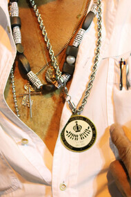 O samba, originário das tradições africanas, evoluiu no Brasil como uma expressão cultural rica em espiritualidade e resistência, refletindo a história e identidade do povo afro-brasileiro