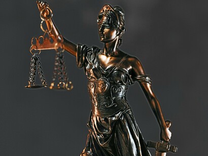 Têmis, deusa da justiça, da lei e da ordem, protetora dos oprimidos. Importa lembrar, que tanto a democracia como as instituições que são formadas através desta, não podem, de maneira alguma, ser vítimas do extremismo e de ataques promovidos pelos seus líderes