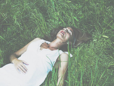 La psicopatía surge en personas en las que se da una combinación de predisposición genética con factores ambientales. Mujer psicópata tirada en el pasto 