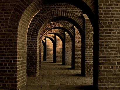 Do desconforto destes dias o escriba encolhe ombros e maquinalmente regista o que tantas vezes apenas é um assomo de vacuidades ditas verdades, impostas no soluço pungente da impossibilidade de lidar com a realidade…