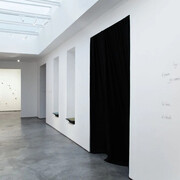 Alba Triana, La vida de lo no vivo, vista de exhibición. Cortesía de Galería Max Estrella