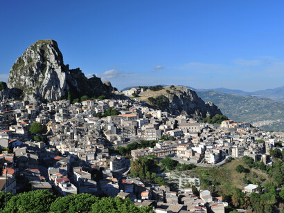 Caltabellotta, set in the province of Agrigento in Sicily, stands around 60 kilometres south of Palermo and 45 kilometres northwest of Agrigento