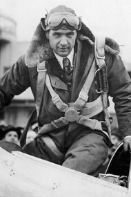 Howard Hughes sube a la cabina de su avión, Northrop Gamma, en preparación para romper su propio récord de velocidad, 1937