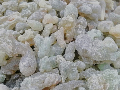 En Omán, el incienso se usa para purificar el aire, crear ambientes espirituales y relajantes, como perfume en el hogar y para fines cosméticos y medicinales