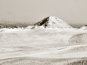 En numerosas ocasiones, la investigadora ha debido dar el ejemplo y ser la primera en descender a las fosas y túneles, con determinación y valentía, pues otros evitan hacerlo por temor a escorpiones y serpientes venenosas que habitan la zona.   Paisaje de las pirámides de Abu Sir, Egipto