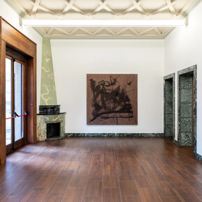 Austyn Weiner, Something borrowed, something plum, vista della mostra. Cortesia della Galleria Massimo De Carlo