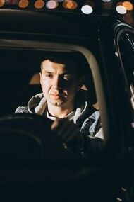 Transitaba por costumbre con su coche en círculos a la manzana preestablecidos