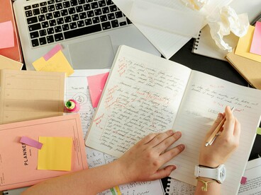 A resenha precisa seguir algumas condições estruturais que ajudam a dar clareza e organização ao texto. A delimitação é o primeiro passo: consiste em apresentar a obra, sua edição, o contexto em que foi publicada e qual parte dela será analisada. Em seguida, vem a análise textual, que observa como o texto foi escrito, a sua organização, estilo e se os argumentos são consistentes



