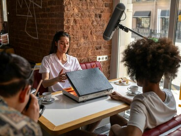 Veja a diferença, por exemplo, com o filme Hairspray, que é um retrato muito mais próximo de uma narrativa passada nos anos 1950. A novela em vez de construir um retrato histórico honesto, optou por incluir diálogos anacrônicos, pautas atuais de forma extremamente forçadas (e incabíveis naquela época) e um presentismo que prejudicou a verossimilhança da trama. Não é porque é uma “obra de ficção” que não se precisa ter o mínimo de coerência com a época, afinal isso acaba por ser um apagamento histórico em nome de uma representatividade rasa e descontextualizada