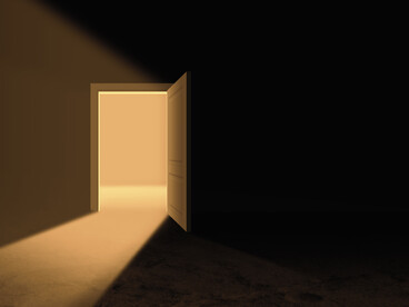 La porta verso la luce: Agire con introspezione è il gesto di chi trasforma la confusione in "tenue chiarezza, in luce soffusa come quella che emette una lampada di sale... per riverberare gratitudine"