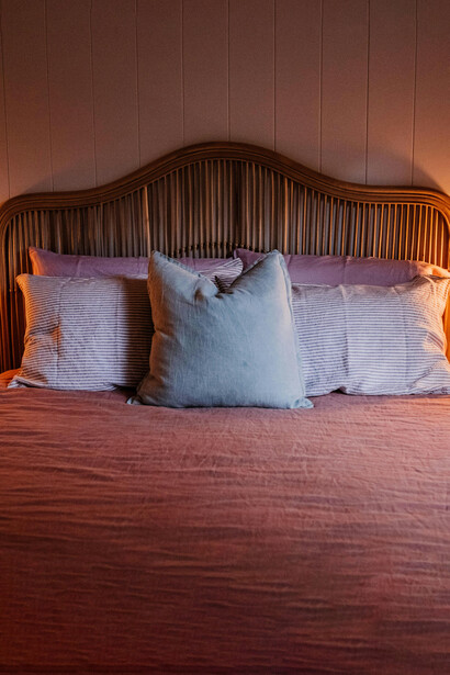 La estrecha habitación que comparten los protagonistas se convierte en el escenario donde dos soledades comienzan lentamente a reconocerse