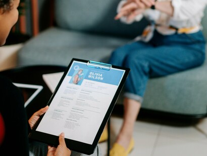 Recrutadora analisa currículo. Confesso que enviei por enviar, porque se há coisa que irrita profundamente na busca por trabalho são os inúmeros currículos sem resposta – acho que não custa muito responder: “Agradecemos, mas não estamos interessados”. Em virtude disso, não tinha qualquer expectativa que me ligassem, mas fizeram-no. Só não sei se foi melhor a emenda que o soneto. Foi uma chamada de veras rápida para chegar à conclusão que, os recrutadores são antipáticos e consideram-se a última “bolacha do pacote” achando-se no direito de mandarem na vida das pessoas