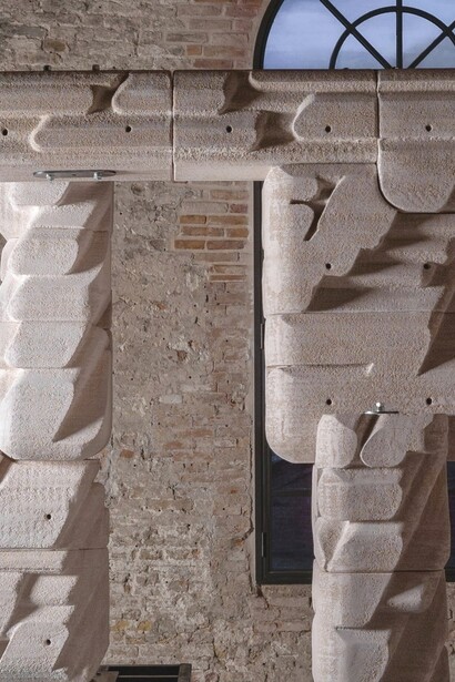L’opera è stata realizzata utilizzando la tecnologia del binder jetting, sviluppata nel laboratorio dell’ETH di Zurigo dal team guidato da Pietro Odaglia, che consente la stampa 3D della pietra con estrema precisione e sostenibilità. Presentata al Padiglione Türkiye alla Biennale di Venezia. Ph Lloyd Lee