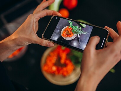 Resolvi deixar um comentário dizendo que tem muitas coisas que compõem os custos de um prato e que fica complexo julgar algo sem saber de todos os detalhes de uma operação gastronômica, mas que a partida não dá pra comparar custos de comida de rua na Grécia com os de servir comida em um restaurante em São Paulo, né? São realidades muito distintas de valores de impostos, mão de obra, aluguel e tudo mais que envolve esses cálculos