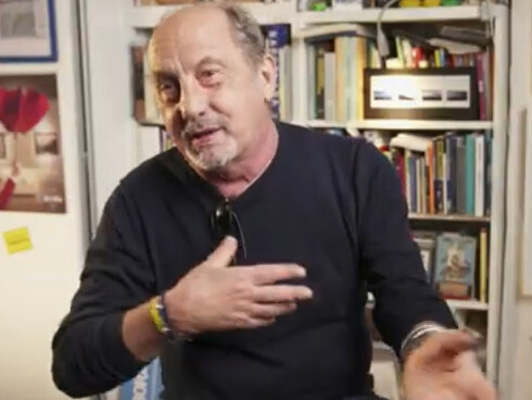 Le sue opere affrontano spesso temi sociali come l’emarginazione, la solitudine e la sofferenza umana