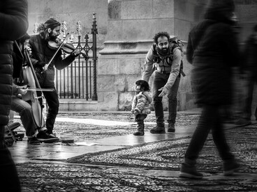 L’indifferenza quotidiana è il passo distratto che trasforma un pericolo evitabile in una catastrofe inevitabile