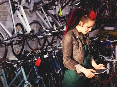 El auto privado o el transporte público ha permitido expandir el tamaño de las ciudades. Eso quiere decir que incluso si el tráfico no ha alcanzado su umbral negativo, el tiempo de transporte se mantiene igual. Es por ello que Illich decía que el comunismo no podría andar en auto, ni a pie, sino en bicicleta. Taller de bicicletas, Copenhague, Dinamarca