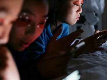 A diferença nos impactos entre gerações também se explica pelo tempo e intensidade de uso. Enquanto adolescentes podem passar horas diante de telas consumindo conteúdos rápidos e repetitivos, os idosos, em geral, se dedicam a períodos mais curtos, com atividades de maior significado. Isso evita a sobrecarga mental, comum nos jovens, e potencializa os efeitos positivos do contato digital. Ao privilegiar qualidade em vez de quantidade, os mais velhos extraem da tecnologia aquilo que de fato acrescenta valor à sua rotina e ao seu bem-estar

