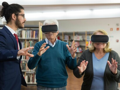 Também a arquitetura retro-futurista expressa esta crítica. Os pavilhões abandonados de feiras mundiais, como a Expo 58 em Bruxelas, tornaram-se "ruínas da modernidade" – monumentos a promessas não cumpridas. Como observa Fredric Jameson, "as ruínas do futuro evocam um modo específico de nostalgia: o desejo não pelo passado em si, mas pelo desejo que uma geração anterior tinha pelo futuro" 