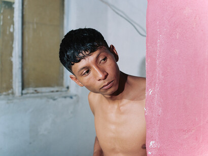 Felipe Romero Beltrán, Bodies. El Friki's friend and pink wall (détail), 2021-2024. Avec l'aimable autorisation du Carré d'Art